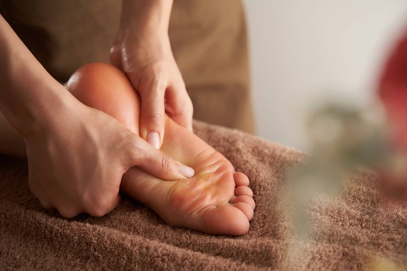 Thai Fuß Massage stimuliert gezielt Fuß-Druckpunkte zur positiven Beeinflussung des gesamten Körperwohlbefindens